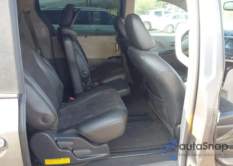 2014 Toyota Sienna Se 8 Passenger z USA, uszkodzony, nr VIN 5TDXK3DC9ES464181